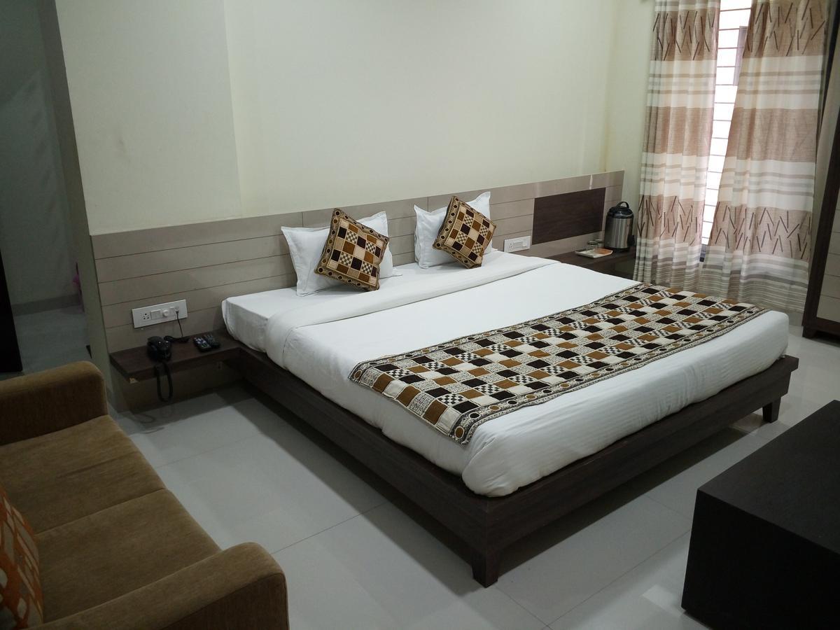Hôtel Casa Green à Shirdi Extérieur photo